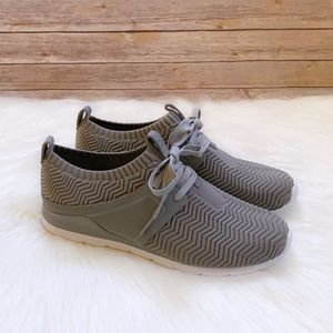 ugg seal willows sneaker